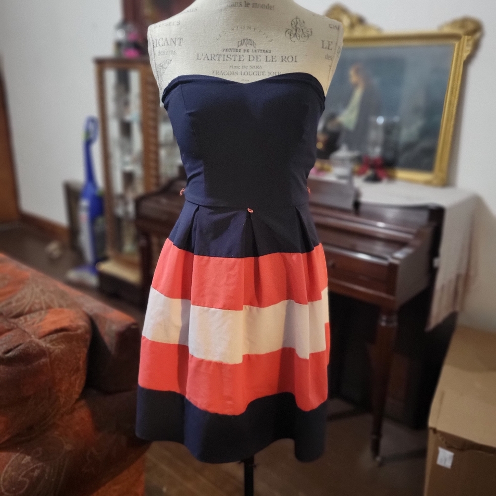 Cute strapless dress.